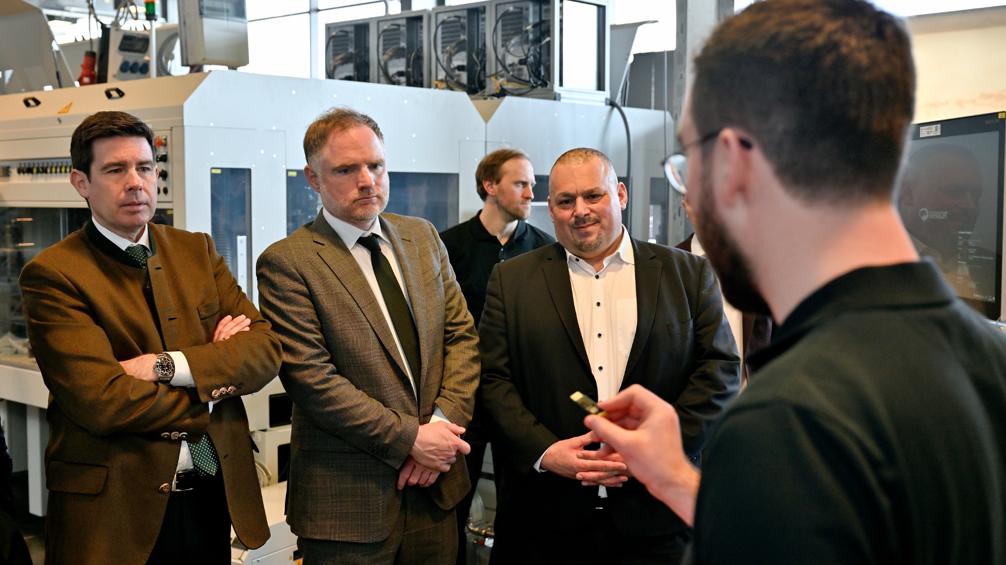 Andreas Fundeis im Gespräch an einer industriellen Automationsanlage