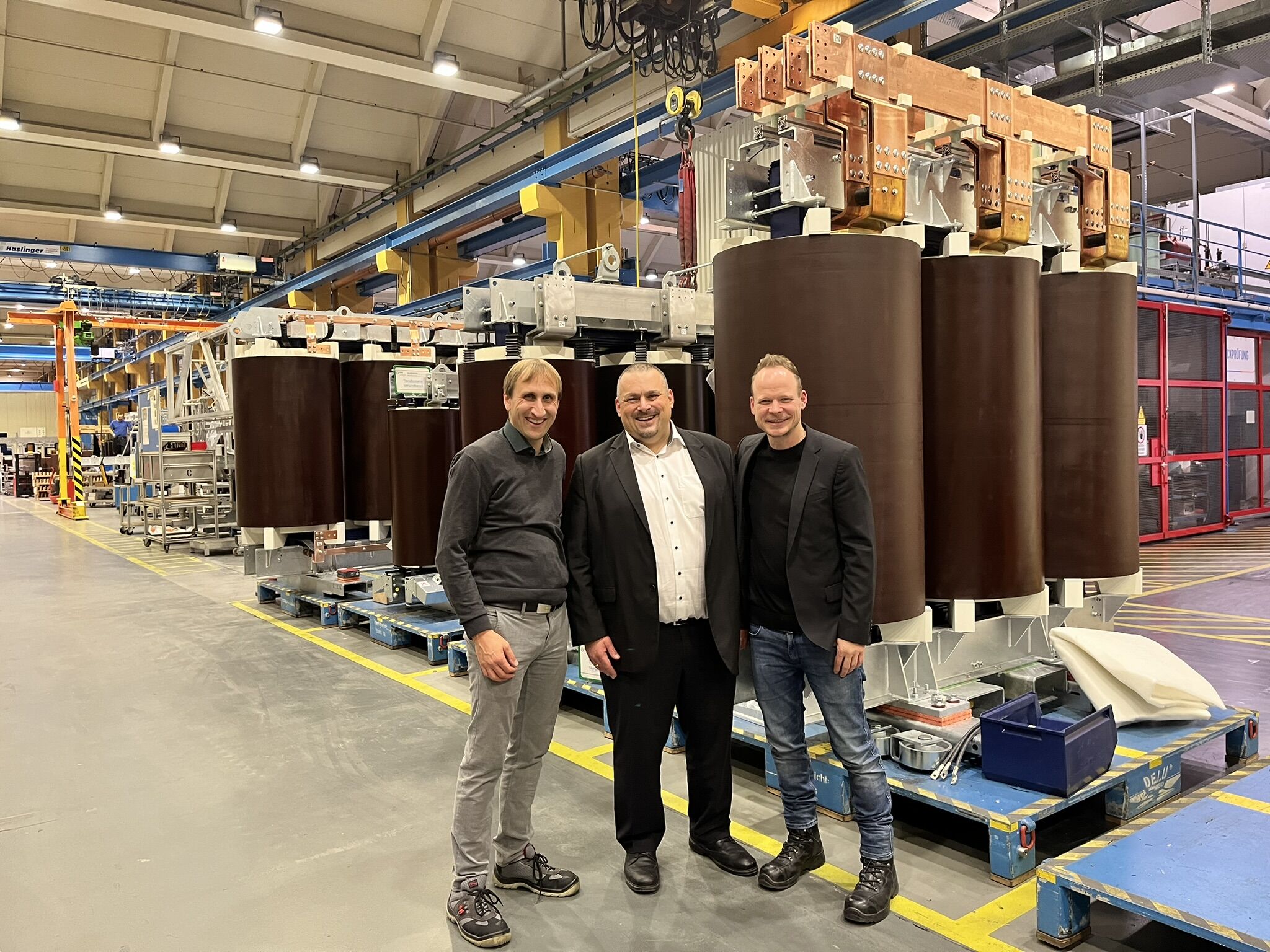 Andreas Fundeis in einer Transformatorenfertigung